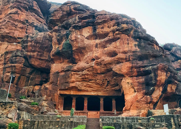 Hampi– Badami (drive 4 Hrs)